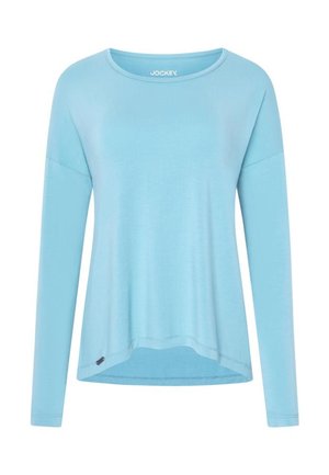 Camisa de manga larga azul claro hecha de una tela suave, con cuello redondo, hombros caídos y un dobladillo ligeramente curvado. Pequeño logotipo en un costado.