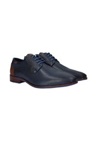 Marineblauwe leren schoenen met een textuurafwerking, voorzien van bruine accenten op de hiel en tong, en blauwe veters. Ronde neus en platte zool.