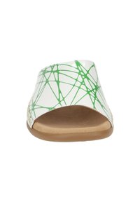 Sandale blanche à enfiler avec un motif abstrait vert, design ouvert sur l'avant, et une semelle intérieure texturée beige, avec une semelle légèrement surélevée de couleur marron.