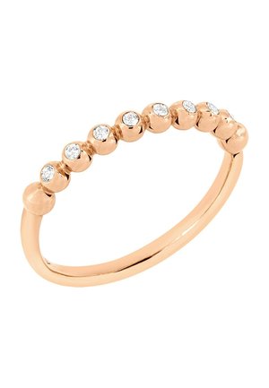 Roségold-Bandring mit einer Reihe kleiner runder Diamanten oben auf weißem Hintergrund.