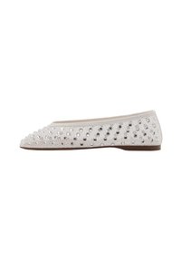 Ballerine in tessuto crema con paillettes argentate disposte in un motivo a pois, punta arrotondata e suola bassa marrone. Parte superiore testurizzata per un tocco di dettaglio in più.