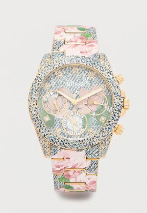 Montre Guess ton or avec bracelet en denim bleu et motif de rose rose sur le bracelet et le cadran, dotée de trois sous-cadrans et de marqueurs d'heure en cristal.