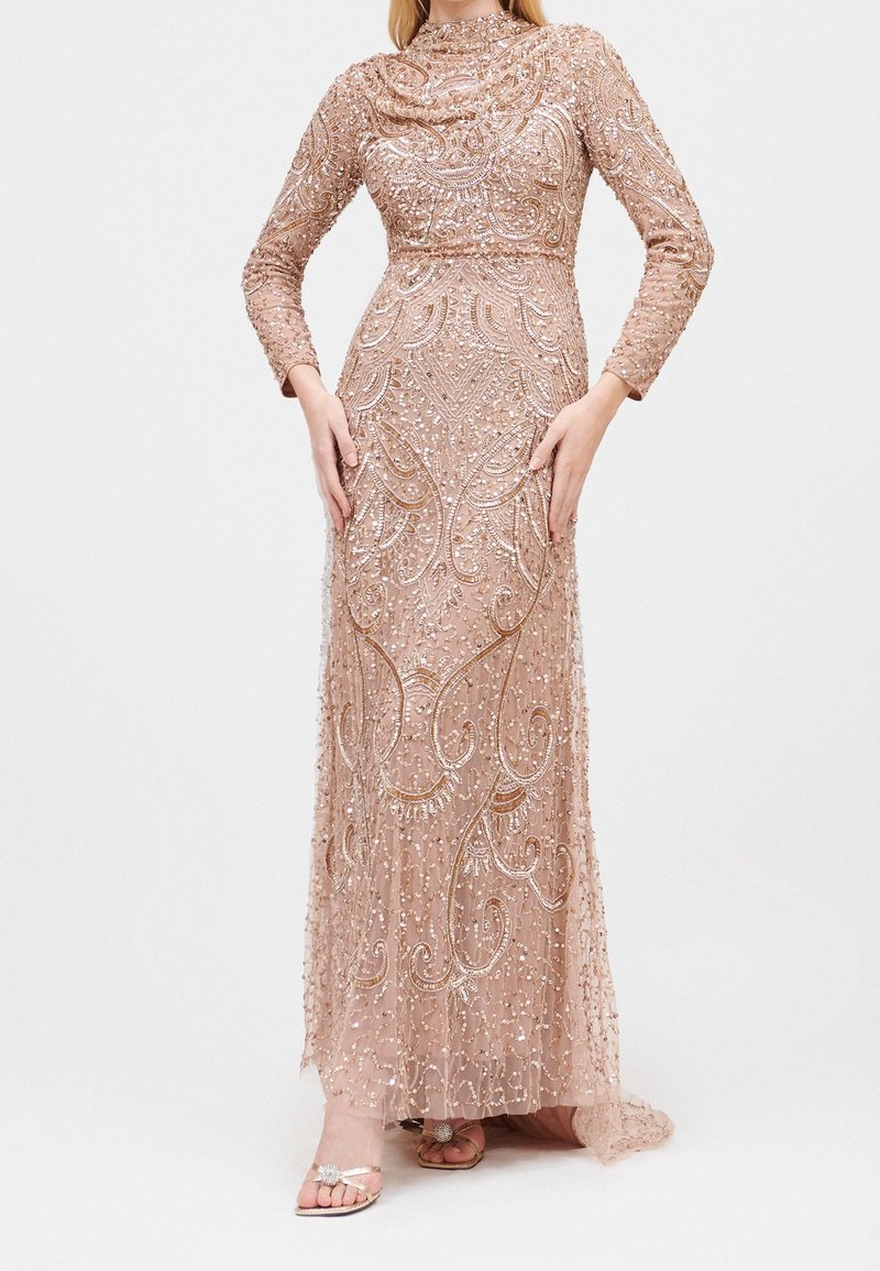 Perlede, langærmet kjole i blush pink med indviklede, snoede mønstre og en draperet halsudskæring. Gennemsigtigt stof med udsmykninger overalt.