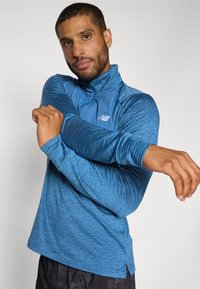 New Balance ATHLETICS GRID 1/2 ZIP - Top dugih rukava - dark shoreline/blue heather