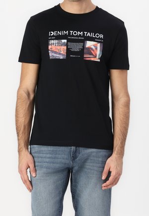 Schwarzes Baumwoll-T-Shirt mit Rundhalsausschnitt, kurzen Ärmeln und drei bedruckten Grafikfeldern in verschiedenen Farben auf der Vorderseite.