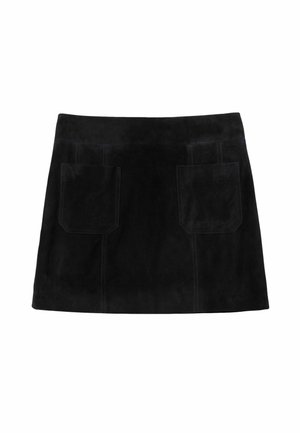 Fekete szarvasbőr miniszoknya két elülső foltzsebbel és látható varrási részletekkel, egyenes szabású derékszalaggal.