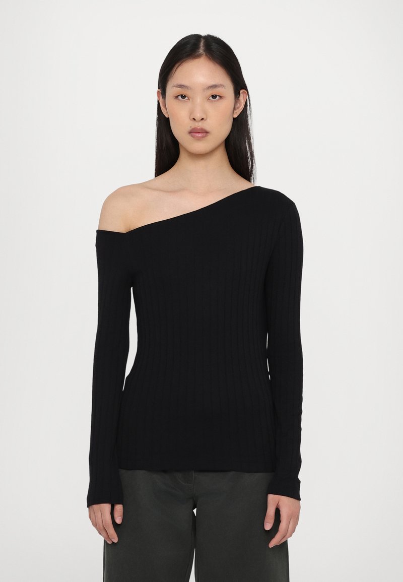 Zwarte geribbelde off-the-shoulder gebreide top met lange mouwen en een aansluitende silouet, gemaakt van zachte stof. Glad textuur, minimale details.