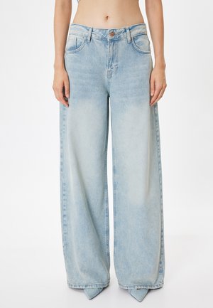 Jeans a gamba larga di colore azzurro chiaro, realizzati in denim, con vita alta, cinque tasche, leggera scoloritura e chiusura con bottone.