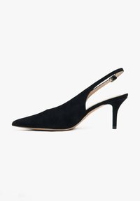Zwarte suède slingback pump met een spitse neus, slanke stilettohak en een verstelbare band rond de enkel, met een gladde binnenvoering.
