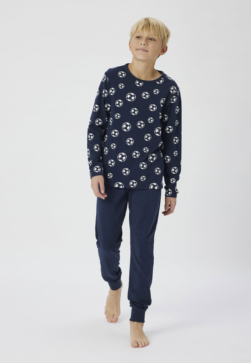 Completo pigiama blu navy composto da una maglietta a maniche lunghe con motivi di palloni da calcio bianchi, abbinato a pantaloni blu navy; tessuto in cotone morbido.