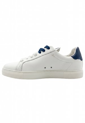 Weißer Low-Top Sneaker mit blauem Fersenlasche und teilweise blauen Schnürsenkeln, flacher Gummisohle und seitlichen Belüftungsösen.