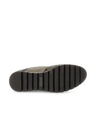 Sneakerzool van een textuur rubbermateriaal; heeft opvallende ribbels, een ronde neus en een logo in reliëf op de zijkant. Zwarte kleur.