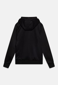 Czarna bluza z kapturem o gładkiej teksturze, ściągaczach przy mankietach i dolnym brzegu oraz małą kieszonką z tyłu. Prosty, czysty design.