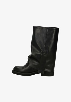 Stivaletto alla caviglia in pelle nera con design leggermente arricciato, punta quadrata e suola piatta. Presenta una fascia laterale con dettaglio cucito.