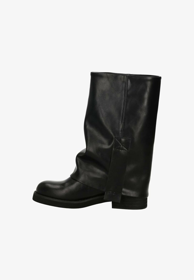 Stivaletto alla caviglia in pelle nera con design leggermente arricciato, punta quadrata e suola piatta. Presenta una fascia laterale con dettaglio cucito.