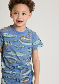 Kurzarm-Blaues T-Shirt mit einem Muster aus verschiedenen Fischen und Wasserlebewesen in mehreren Farben. Hergestellt aus Baumwolle.