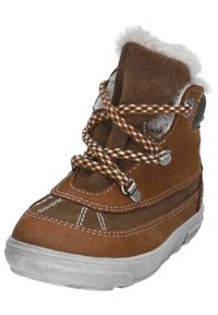 Botas de ante marrón con un suave forro de piel blanca, cordones marrones a contraste y una suela de goma gris texturizada. Cuenta con acentos de costura.