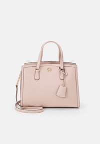 Borsa in pelle strutturata color rosa cipria con doppi manici superiori, tracolla removibile, ferramenta dorata e un piccolo tag in pelle sospeso.