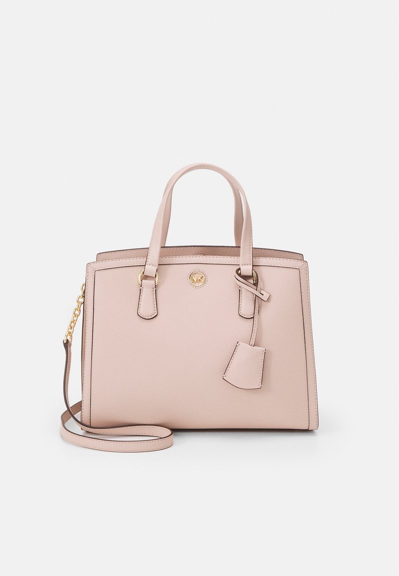 Borsa in pelle strutturata color rosa cipria con doppi manici superiori, tracolla removibile, ferramenta dorata e un piccolo tag in pelle sospeso.