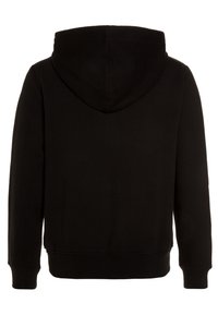 Černá mikina s dlouhým rukávem a kapucí, s žebrovanými manžetami a žebrovaným spodním lemem, zobrazená ze zadní strany na bílém pozadí.