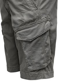Graue Cargo-Shorts aus leichtem Material mit mehreren Taschen, sichtbaren Nähten und einem entspannten Schnitt, versehen mit einem umgeschlagenen Saumdetail.
