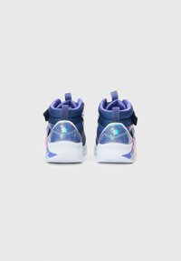 Wysokie buty sportowe w ciemnym niebieskim kolorze z fioletowymi akcentami i błyszczącymi holograficznymi detalami. Posiadają tylną zakładkę oraz zapięcie na rzepy.