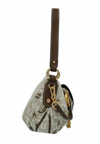 Bolso de lino con detalles en cuero marrón, forma triangular redondeada, herrajes dorados y patrón en relieve en tonos claros y oscuros.