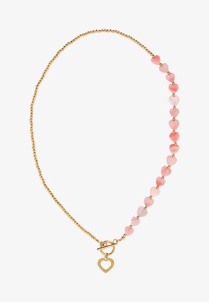 Arany gyöngyös nyaklánc, amelynek egyik oldalán kis rózsaszín szív alakú gyöngysor található, valamint egy szív alakú arany kapocs medál.