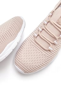 Helle rosa Sport Schuhe mit atmungsaktivem Mesh-Obermaterial, strukturiertem Muster und elastischen Schnürsenkeln. Weiße Laufsohle und dezente Akzente runden das Design ab.