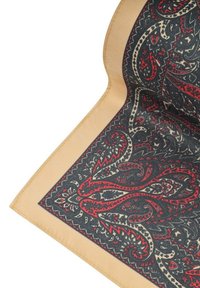 Czerwono-kremowy materiał w paisley z ciemnoniebieskim tłem, otoczony jasnobeżową krawędzią. Teksturowana powierzchnia.