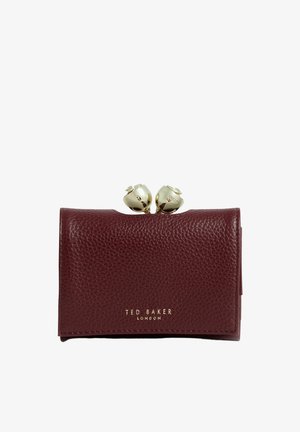 Bordeaux kleurige, gestructureerde leren portemonnee met goudkleurige bloemsluiting en "Ted Baker London" logo in goud geperst aan de voorkant.