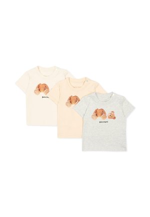Tre magliette per bambini a maniche corte in crema, beige e grigio con una grafica di un orsetto separato e la scritta "Palm Angels" sul davanti.