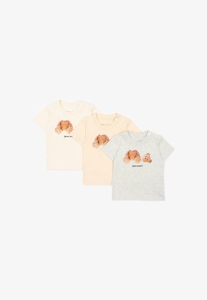 Drie baby-T-shirts met korte mouwen in crème, beige en grijs met een gescheiden teddybeerafbeelding en de tekst "Palm Angels" aan de voorkant.
