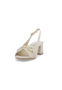 Sandali slingback in suede beige con tacco a blocco. Presentano un design open-toe e accenti metallici decorativi con strass.