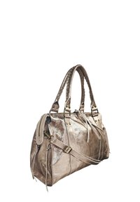Sac à main en bronze métallisé avec deux poignées tressées, une bandoulière réglable, une fermeture zippée et des accents en quincaillerie décoratifs.