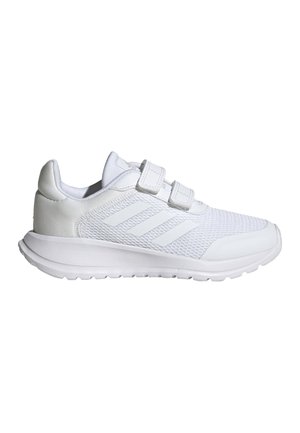 Scarpa da ginnastica bianca con tomaia in mesh, due cinturini in velcro regolabili, suola imbottita e tre sottili strisce laterali.