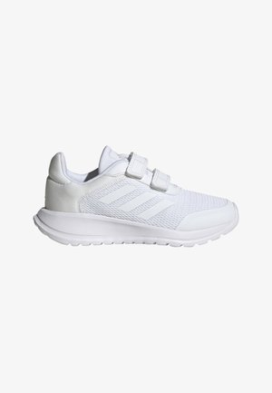 Scarpa da ginnastica bianca con tomaia in mesh, due cinturini in velcro regolabili, suola imbottita e tre sottili strisce laterali.