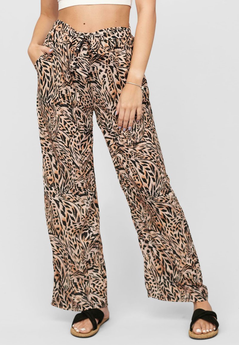 Pantalons palazzo légers à motifs dans des nuances de rose et de noir. Dotés d'une taille à cordon de serrage et de poches latérales, conçus pour une coupe décontractée.