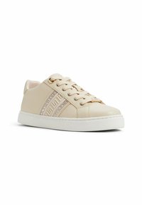 Sneakers beige con tomaia in pelle liscia, due strisce decorative con strass e suola in gomma testurizzata.