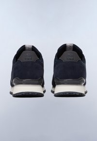 Sneaker in suede blu scuro con suola in gomma nera a contrasto, colletto imbottito e dettaglio con logo in rilievo sul tallone.