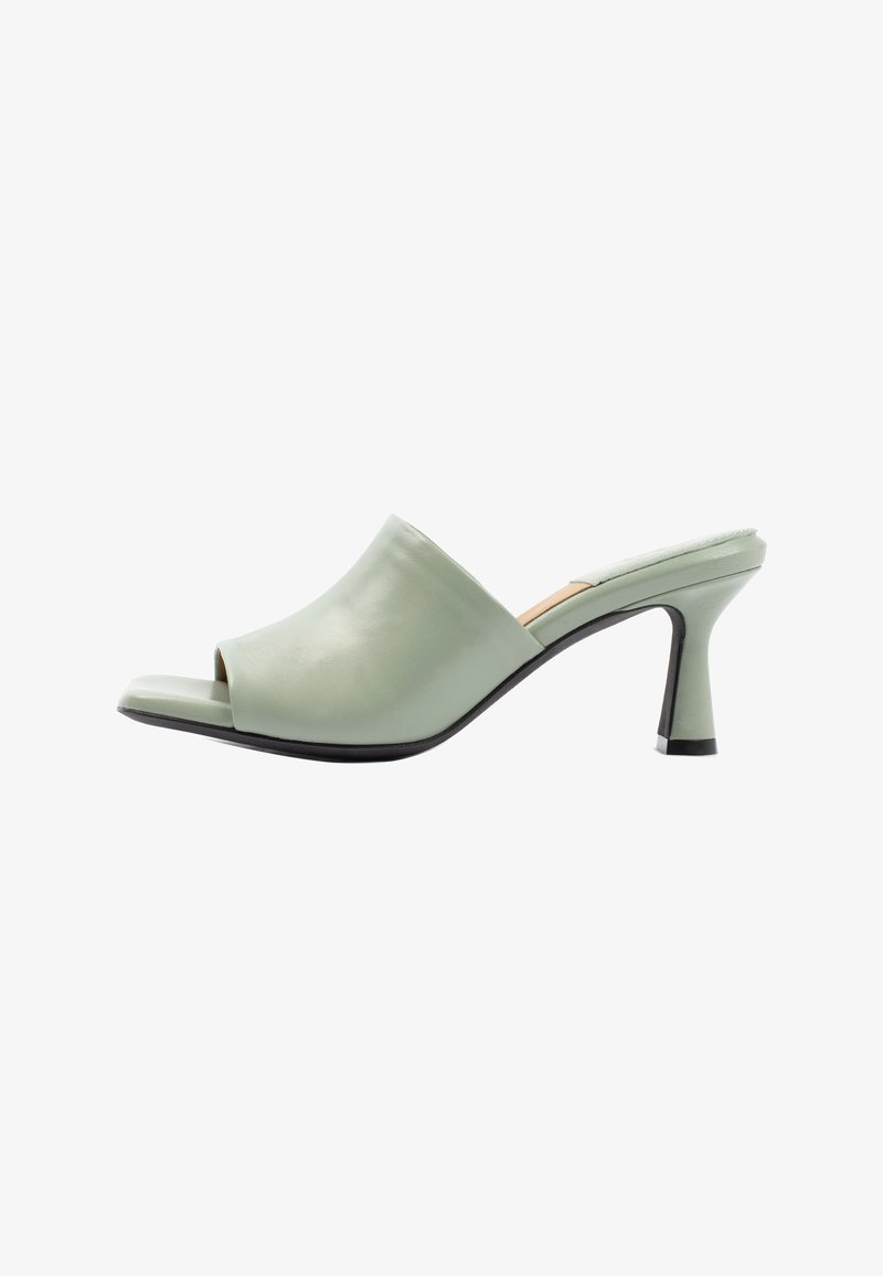 Mule vert clair à bout ouvert avec un talon moyen incurvé et une tige en cuir lisse.