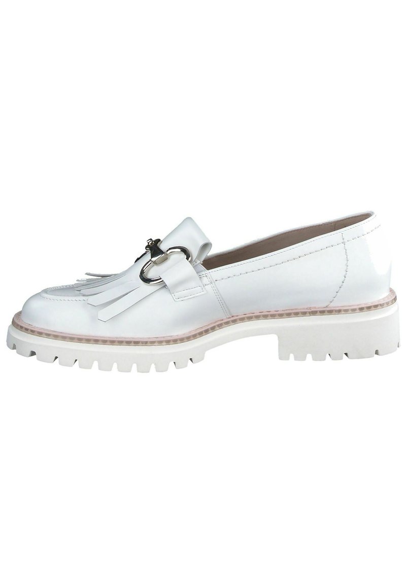 Witte leren loafers met een franjerand, zilveren hardware details en een dikke witte rubberen zool met een gestructureerd patroon.