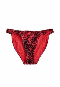 Crvene bikini gaćice s crnim uzorkom leoparda, napravljene od rastezljivog materijala. Imaju nabran krajeve i glatku, sjajnu teksturu.