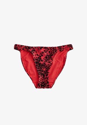 Piros bikini alsó fekete leopárdmintával, rugalmas anyagból készült. Ráncolt szélek jellemzik és sima, fényes textúrája van.