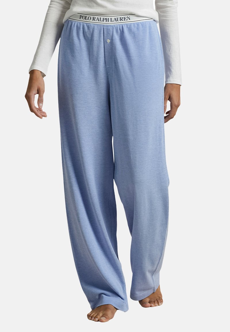 Světle modré pyžamo kalhoty vyrobené z měkké tkaniny, s elastickým pasem a brandingem "POLO RALPH LAUREN" a volným střihem.
