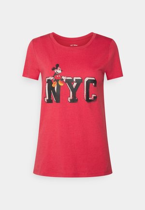 Rotes Baumwoll-T-Shirt mit rundem Ausschnitt. Mit dem Schriftzug "NYC" in fettgedruckten schwarzen Buchstaben und einer Grafik von Mickey Mouse. Kurze Ärmel, reguläre Passform.