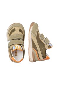 Scarpe per bambini in suede verde e rete con due fasce in velcro, suola in gomma, dettagli arancioni e cuciture.