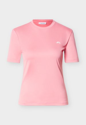 Różowy t-shirt z krótkim rękawem wykonany z gładkiego materiału, z dekoltem w stylu crew neck i małym białym logo na lewej piersi.