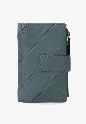 Teksturowany turkusowy portfel ze skóry z wzorem w diamenty, z zamknięciem na klapkę z przodu oraz kieszenią na zamek z boku.