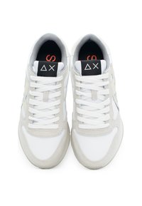 Zapatillas blancas y grises con materiales de ante y cuero suave. Las características incluyen cordones, un collar acolchado y un logotipo negro en la lengüeta.